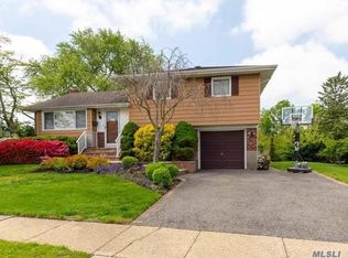 7 Eleanor Ln, Plainview, NY 11803