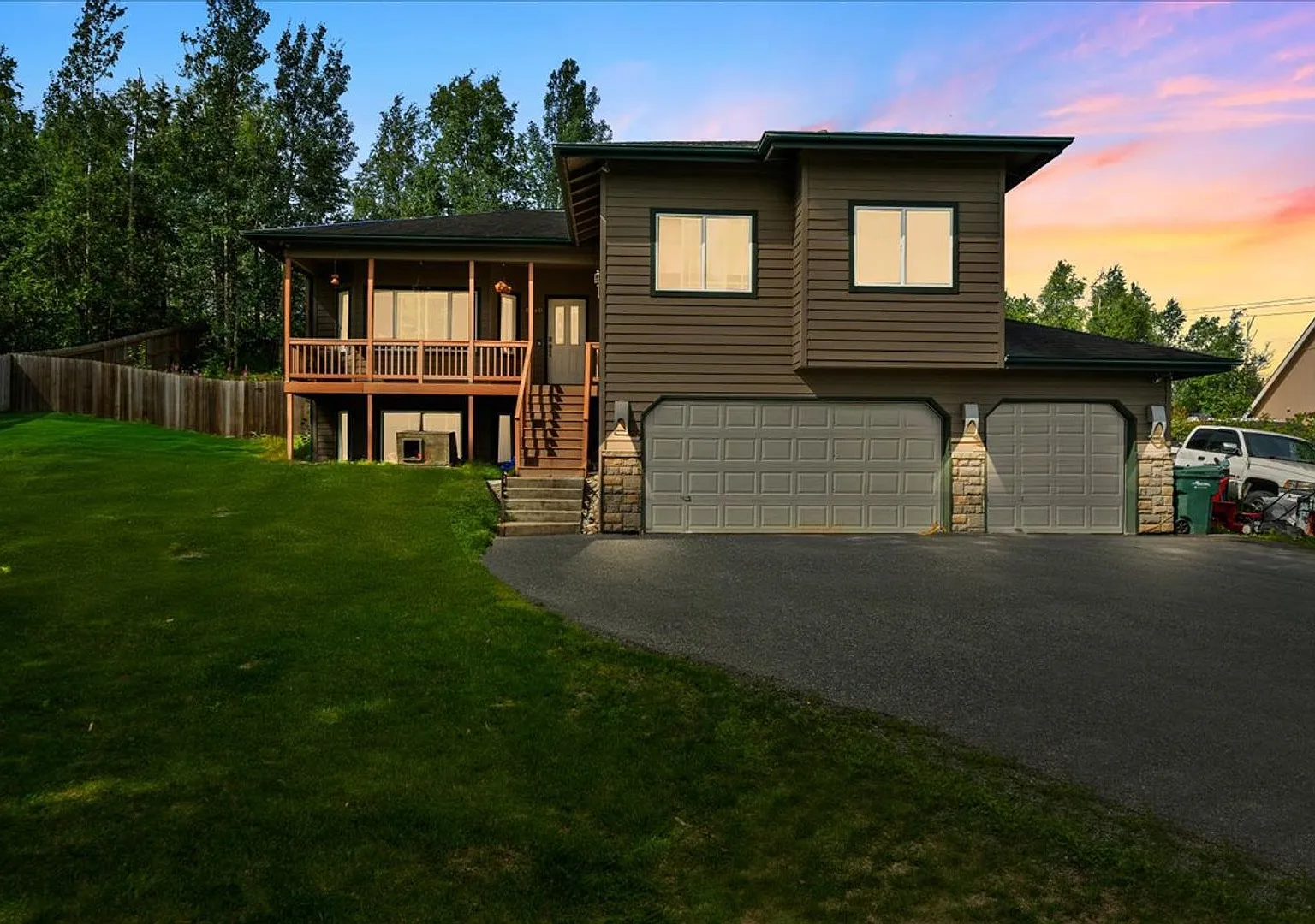 House on a hill in Victoria Estates with 6 spacious Bedrooms, 3 full bathrooms, 3 car garage and ... — Photo 1