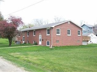 304 E 3rd St, Vinton, IA 52349