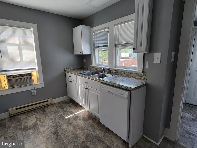 105 N George St — Photo 5