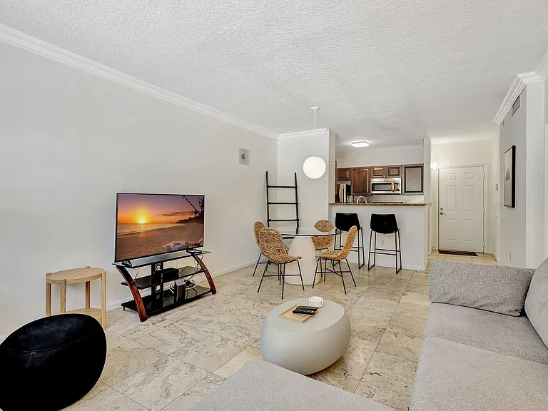 580 Sapodilla Ave #105 — Photo 11
