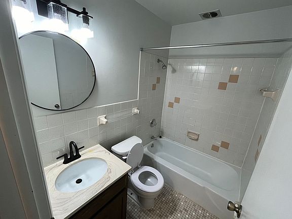 3rd image of 1410 Acre St APT 207