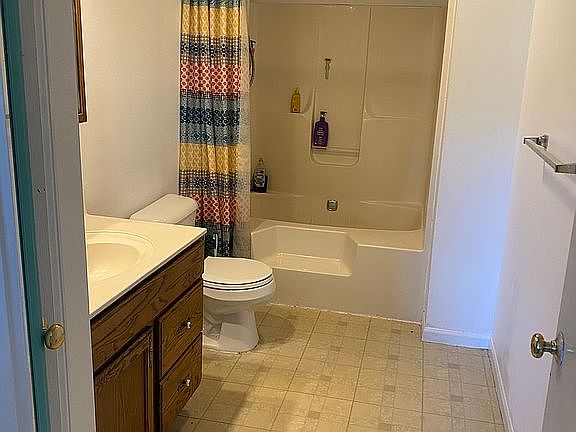 Master bath, large bathtub