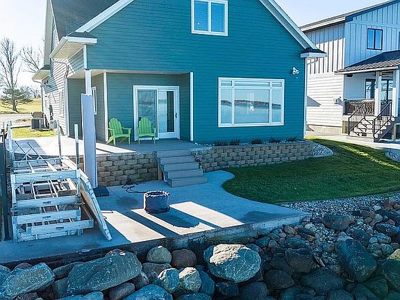 2nd image of 534 S Lake Dr