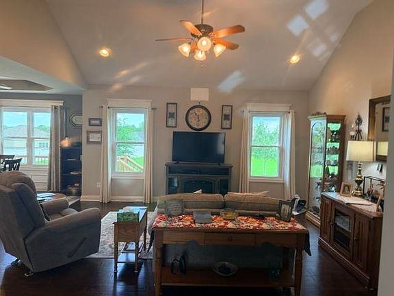 5th image of 201 Claiborne Cir