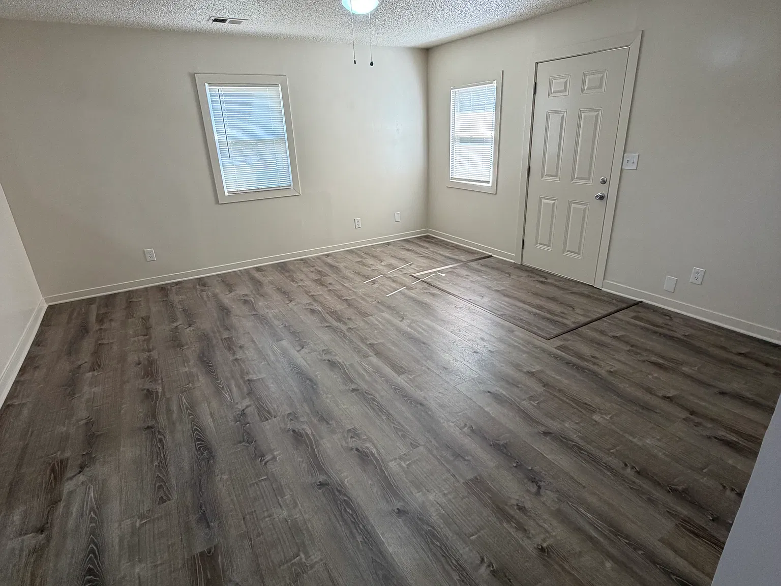 3 bed, 1000 sqft, $1,300 — Photo 2