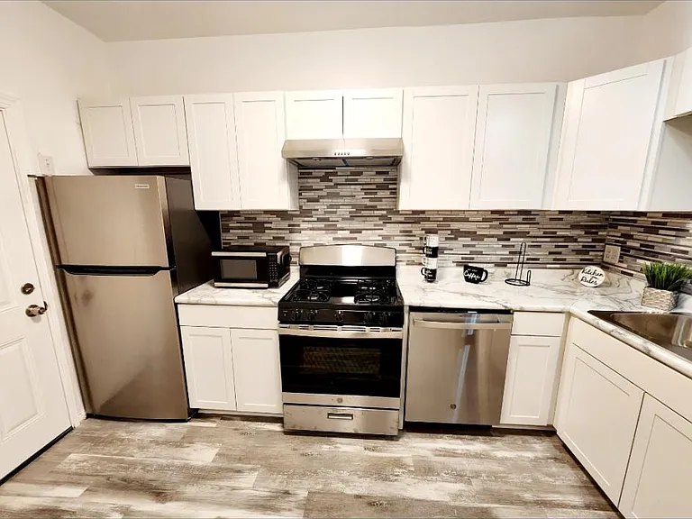 2256 Montclair St — Photo 7