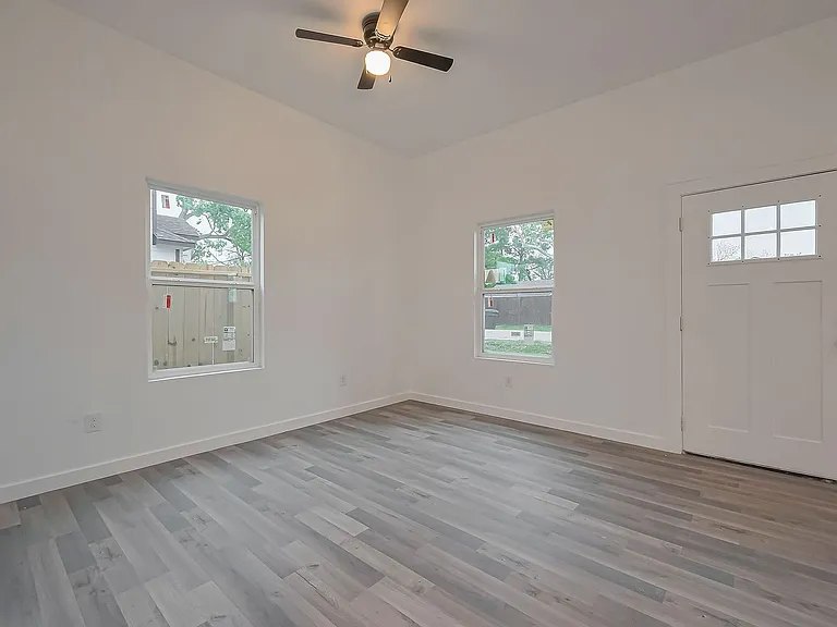 9005 Hilda St — Photo 4