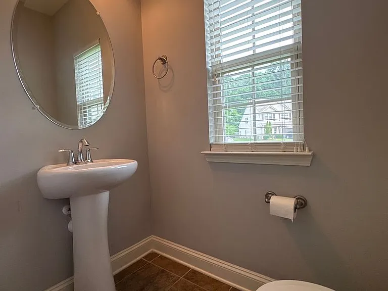 1034 Chatsworth Dr — Photo 4