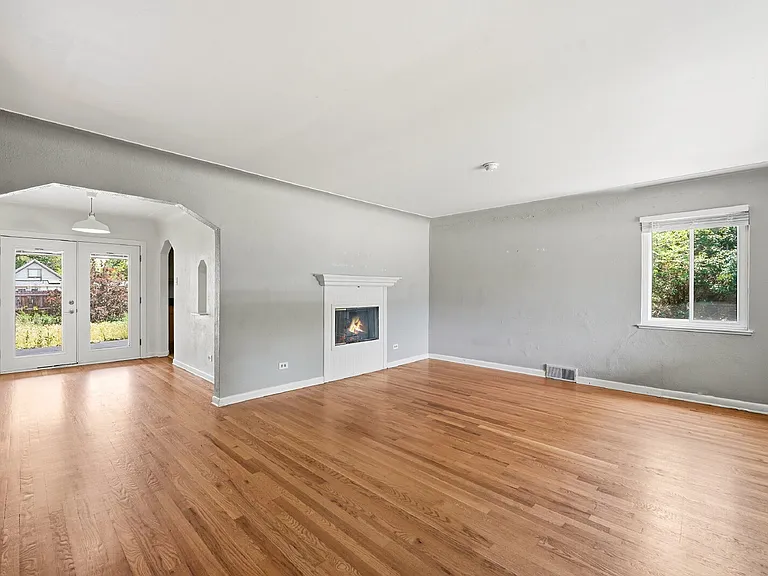 1560 Roslyn St — Photo 4