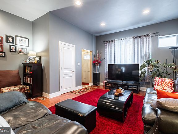 4th image of 2702 E Somerset St
