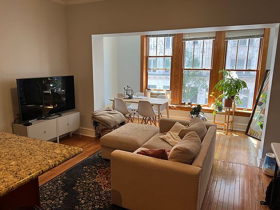 3rd image of 1042 W Bryn Mawr Ave #2