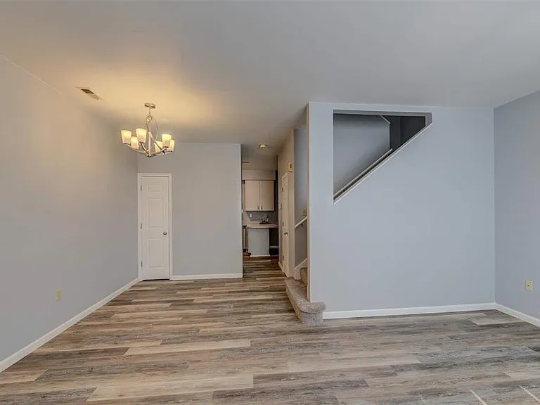 443 N Sarah St — Photo 8