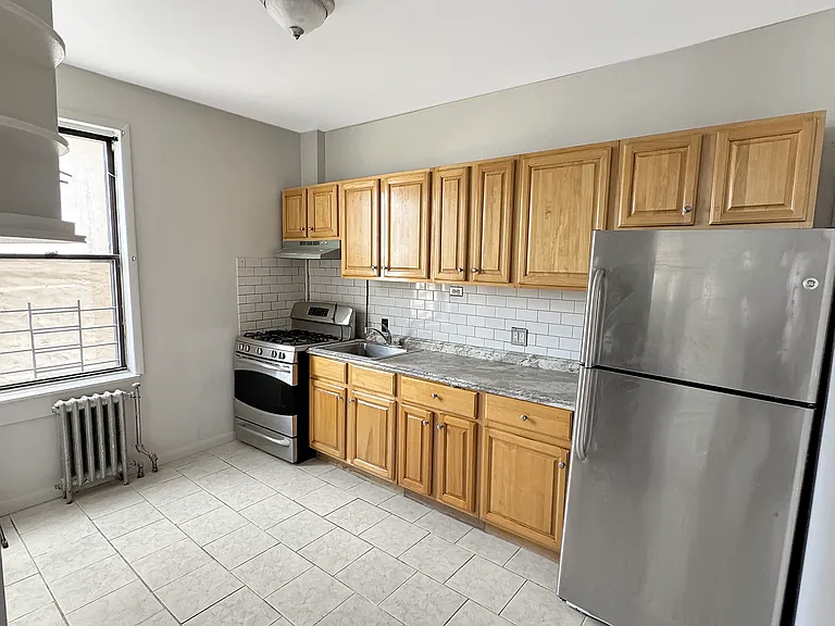 AMPLE SIZE KITCHEN