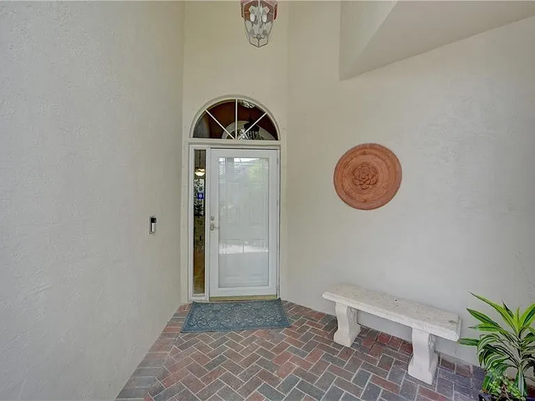 8171 Hampton Wood Dr — Photo 4