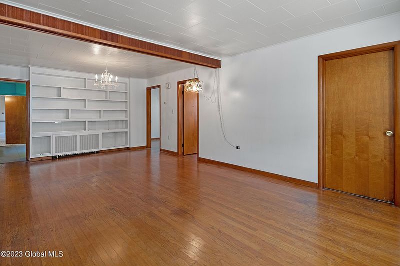 3rd image of 52 Saratoga Avenue