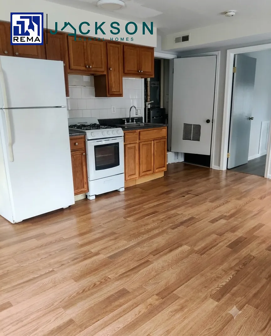 516 West Queen Lane — Photo 2