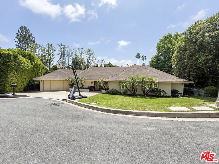 1094 Garden Ln — Photo 4