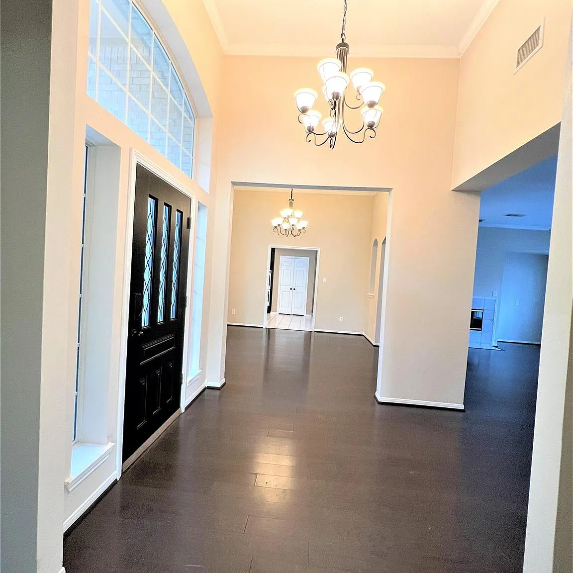 4 bed, 2.5 bath, 2582 sqft, $2,480 — Photo 3