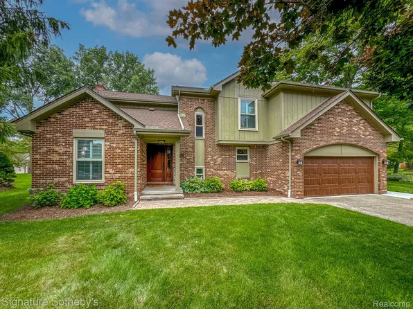 6723 Locust Dr, Troy, MI 48098