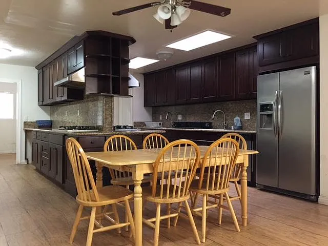 6 bed, 2610 sqft, $800 — Photo 2