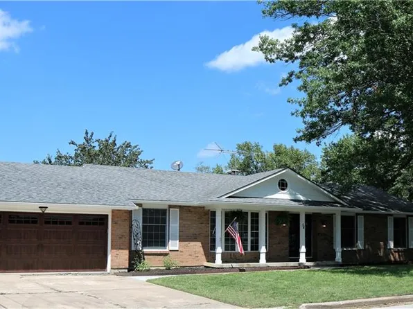 54 Hawthorne Hill Dr, Warrensburg, MO 64093