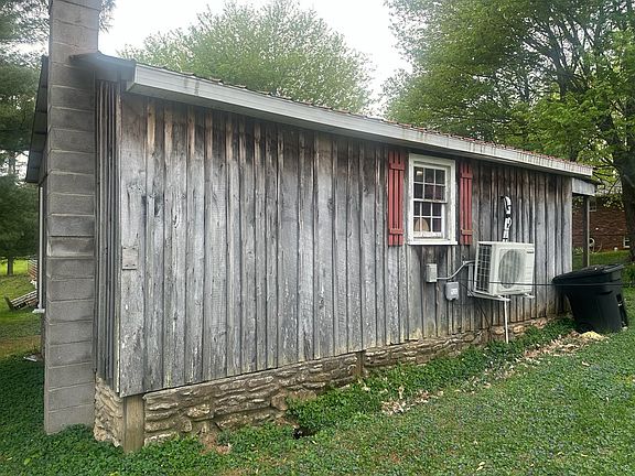 5th image of 47 Suzanne Ave