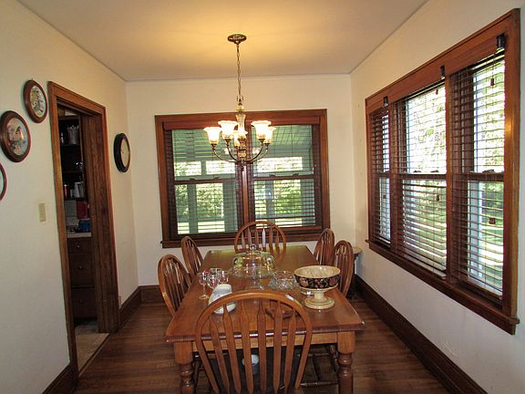 3rd image of 817 Riverview Dr