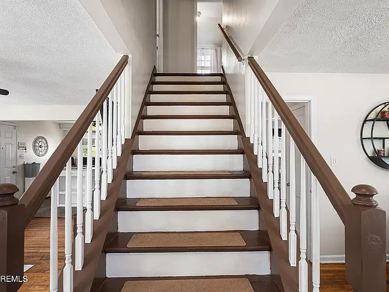 585 Bamford Ave — Photo 2