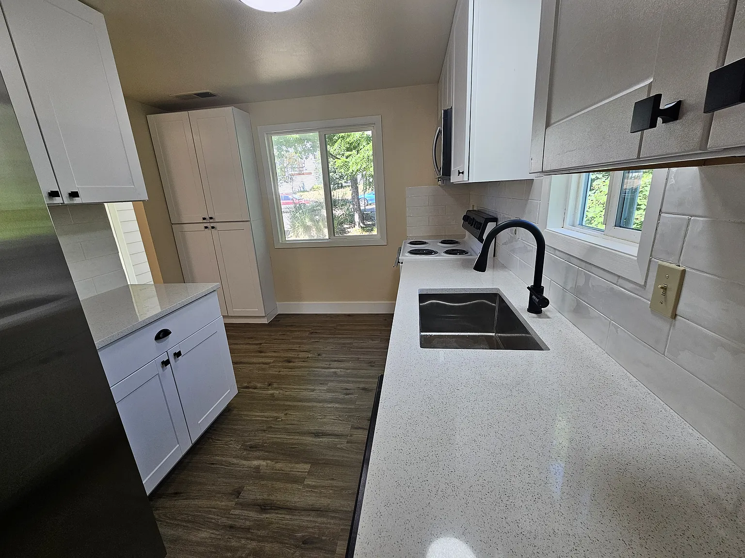 3 bed, 1008 sqft, $2,590 — Photo 2