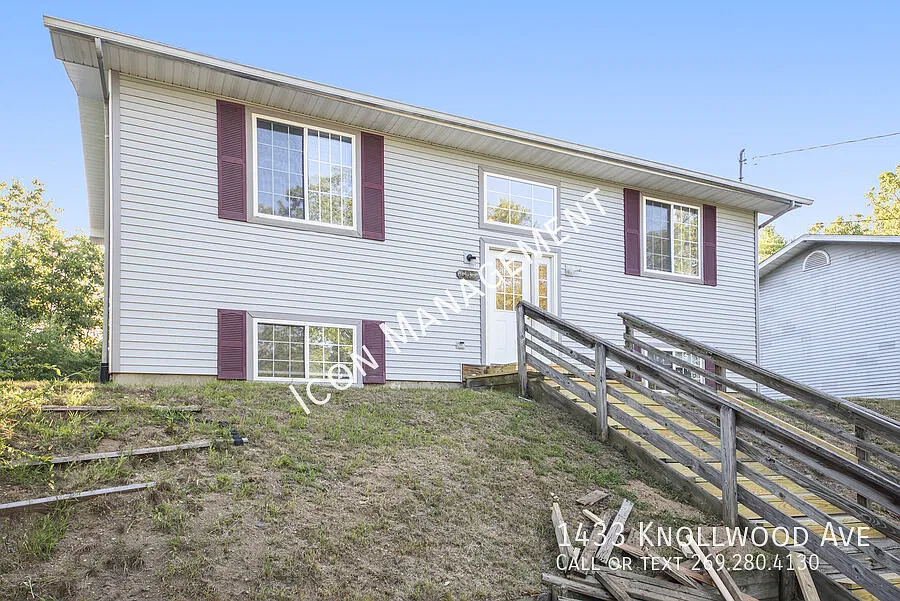 Pre-Leasing! Near WMU and Lawson Ice Arena! — Photo 2