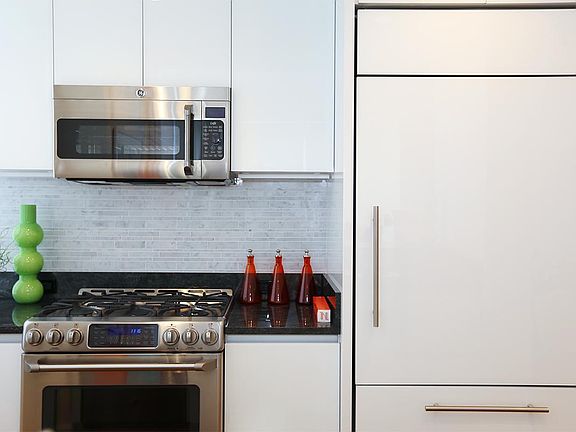 3rd image of 175 W 60th St APT 17F
