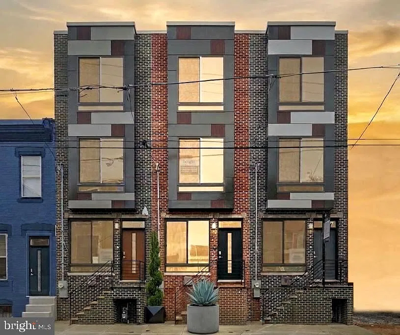 2526 W Oxford St