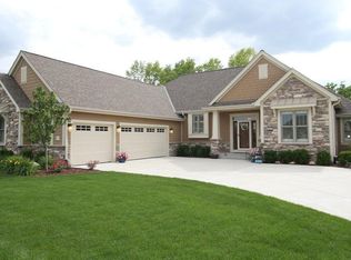 W175N5315 Highridge Dr, Menomonee Falls, WI 53051