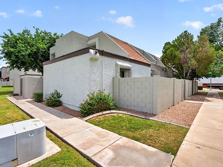 946 E Diamond Dr — Photo 18