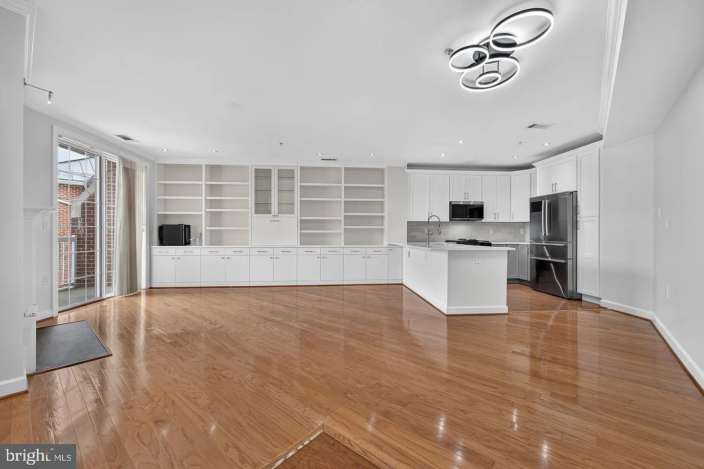 2 bed, 2.0 bath, 1034 sqft, $2,700 — Photo 2