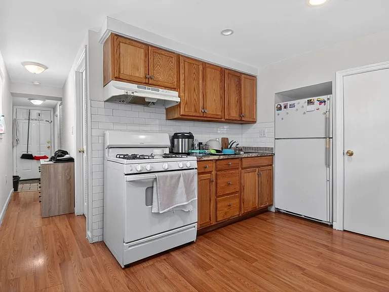 1290 Baker St — Photo 3