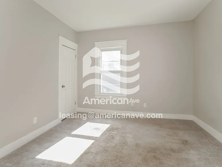 1033617_012_bedroom_12.jpg