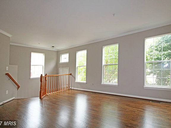 3rd image of 4793 Thornbury Dr