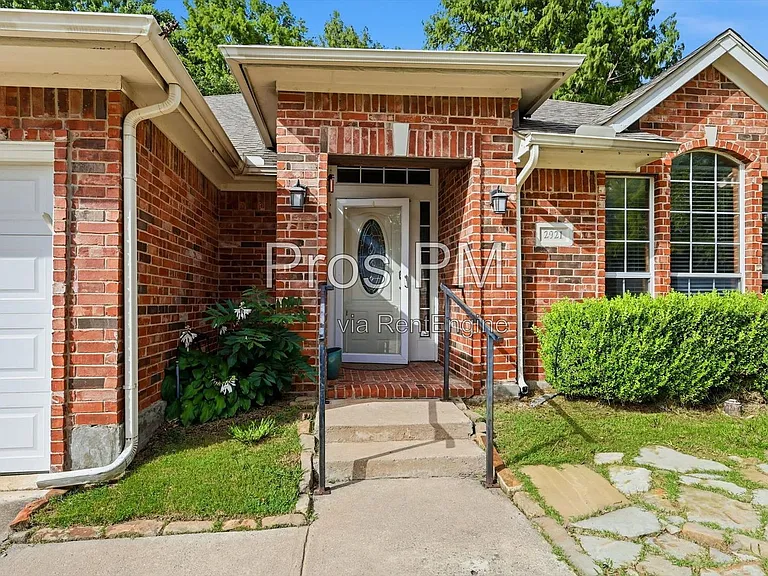 2921 Meadow Glen Dr — Photo 4
