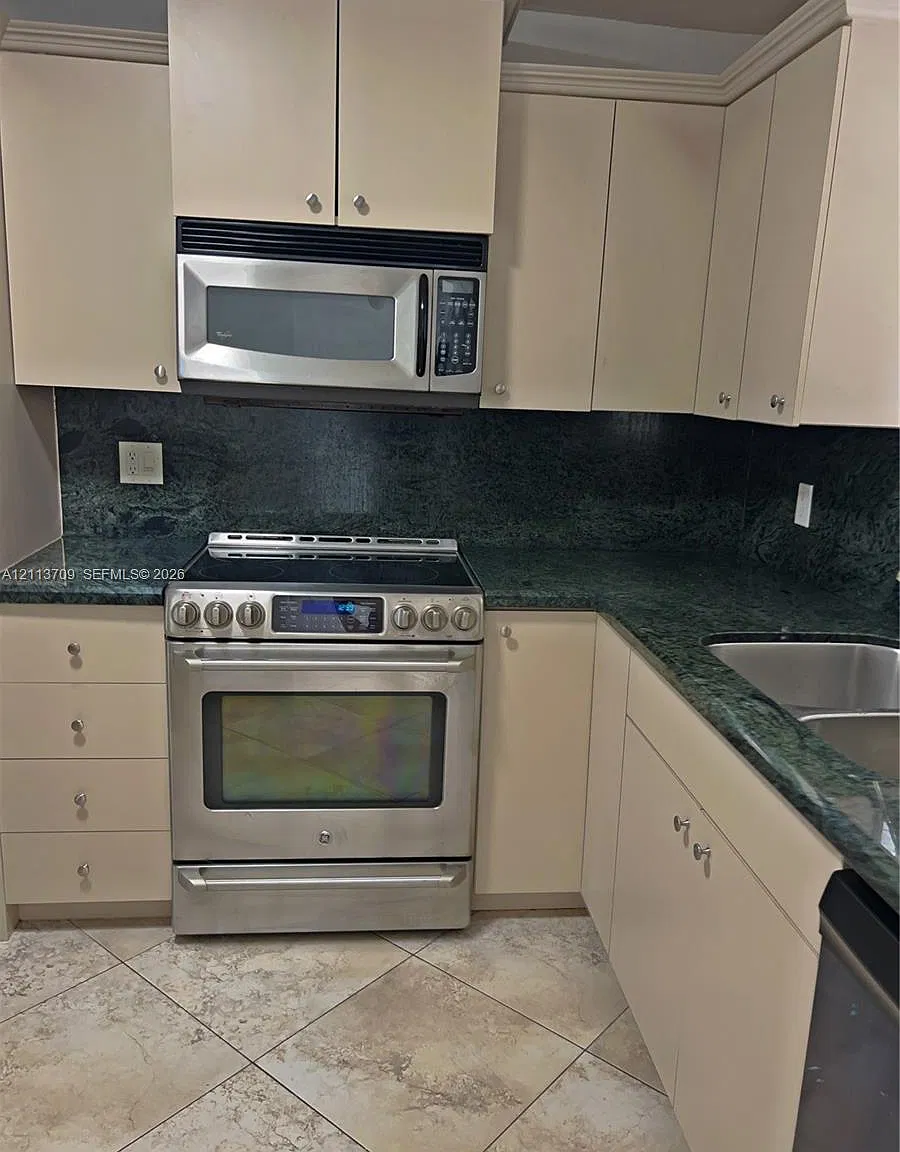 Oak Hills Condo No Iv — Photo 3