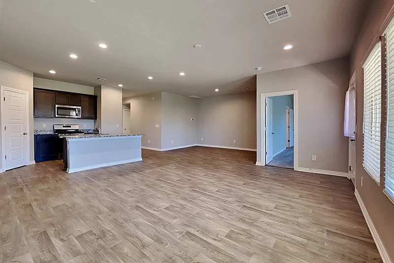 4 bed, 2.0 bath, 1831 sqft, $1,795 — Photo 2