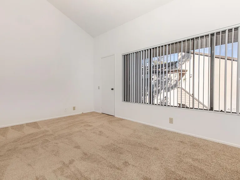 Huntington Lakes Apartments — Photo 15