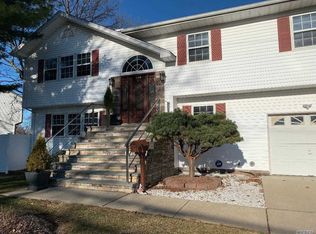 384 Centre Ave, Lindenhurst, NY 11757