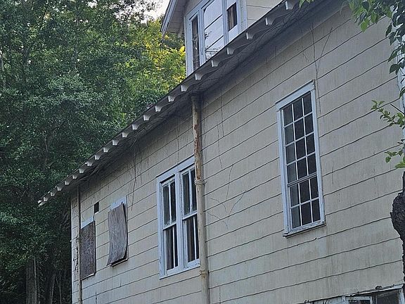 5th image of 604 S Broadway St