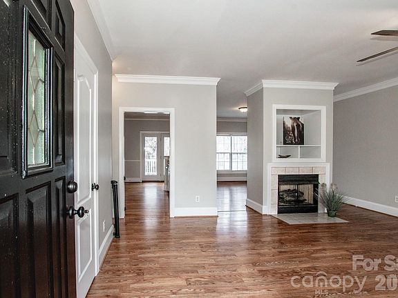 3rd image of 146 Valley Glen Dr