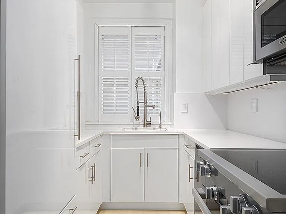 4th image of 40 W 55th St APT 7C
