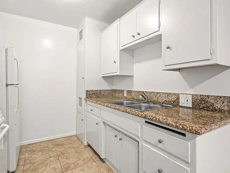 826 S Grand View St #1 — Photo 10