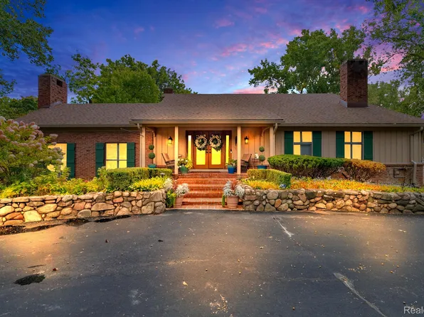 1887 Harvest Ln, Bloomfield Hills, MI 48302