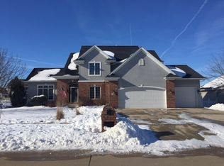 1102 Eagle Ridge Rd, Cedar Falls, IA 50613
